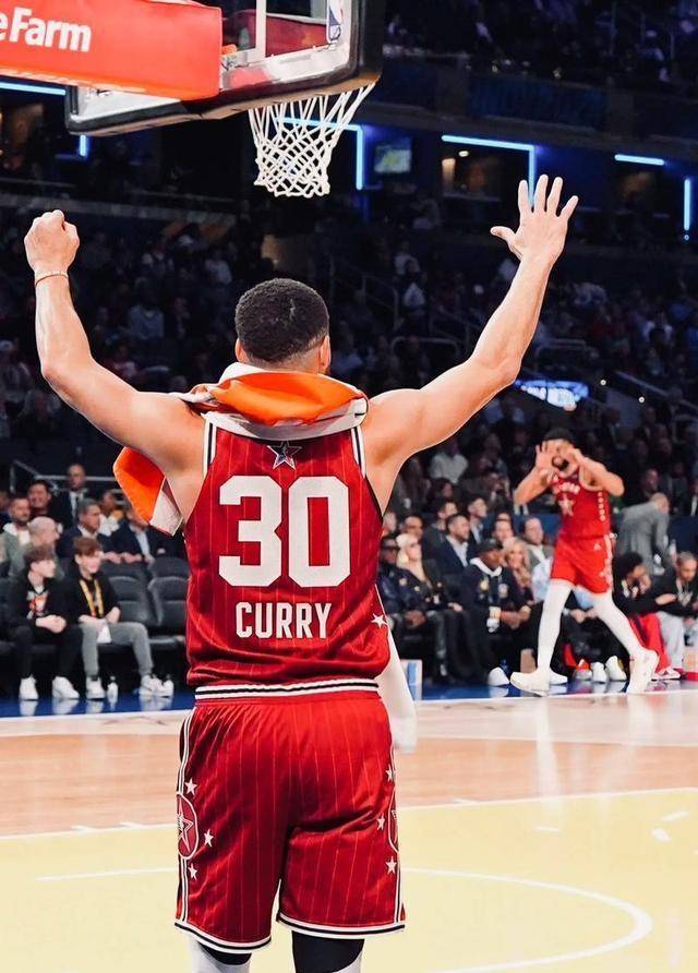 米乐m6平台官网-明星球员表现抢眼，球场气氛热烈很受欢迎